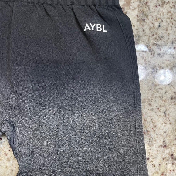 NWOT AYBL Pulse Black / Grey Ombre Seamless Training Short (Size S) - Picture 8 of 8